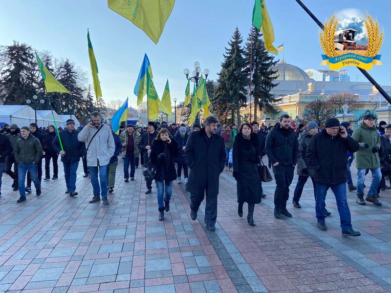 Аграрії перекрили ключові автомагістралі, вимагаючи відкликання законопроекту про розпродаж землі іноземцям