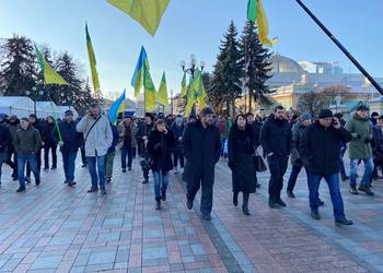 Аграрії перекрили ключові автомагістралі, вимагаючи відкликання законопроекту про розпродаж землі іноземцям