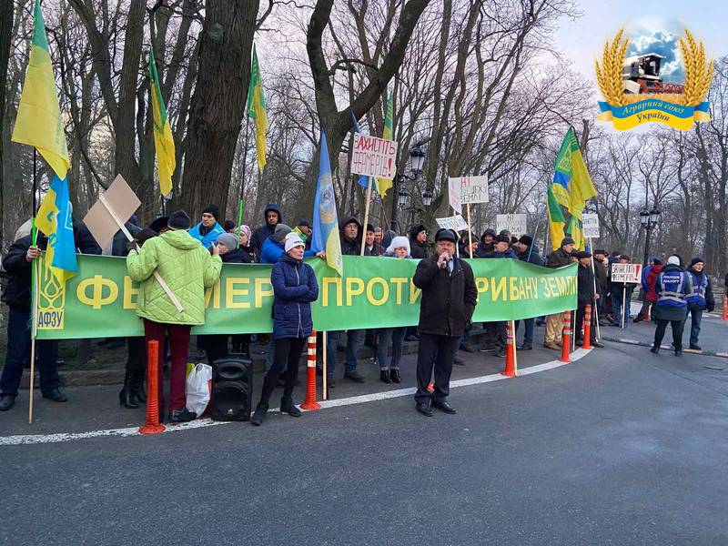Аграрії прийшли до Президента з вимогами зупинити розпродаж української землі
