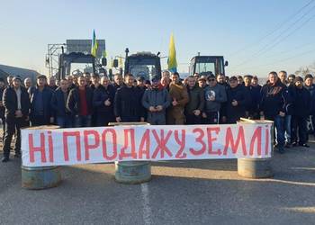 Аграрії зустрічають президента України з роботи - хочуть поговорити про продаж землі (ВІДЕО)