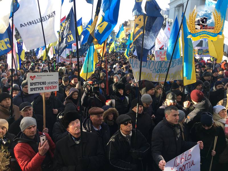 Геннадій Новіков: влада має відкликати провальний земельний закон, який може поставити хрест на майбутньому України
